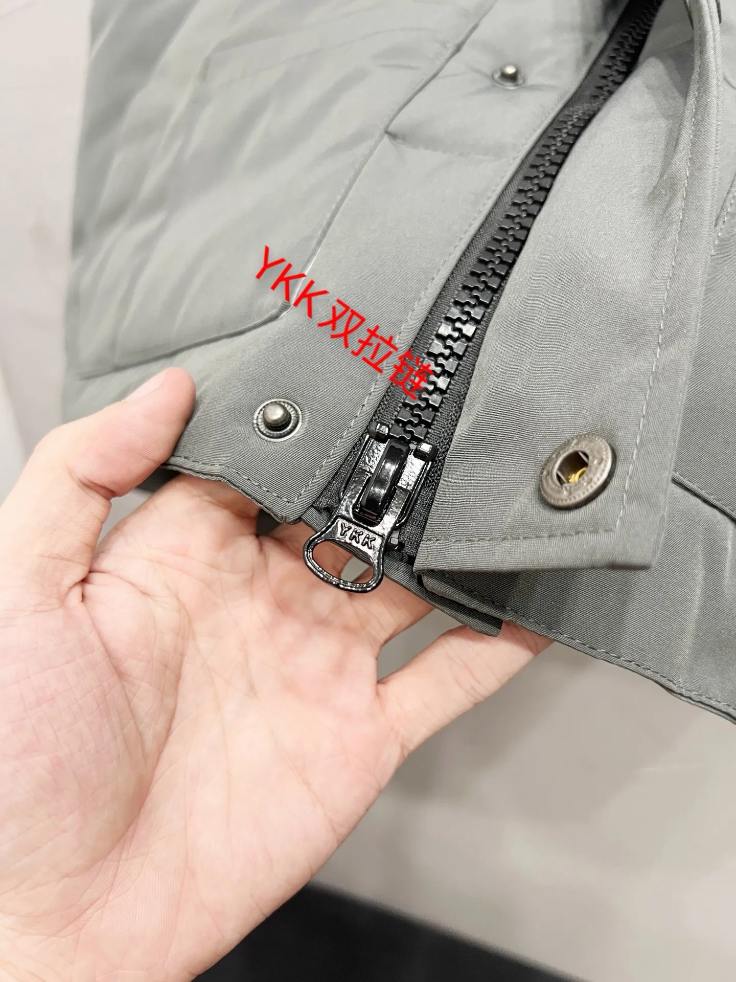 P330 model number: YC29 Canada goose/Canada Goose 4154M Freestyle Crew down vest, using international 50 down, genuine original clothing, pay attention to the version, YKK double zipper, velvet on the back collar, more warm, zippered hidden pocket on the inside, genuine mesh pockets on the inside. If you need to compare with the genuine product, check it out at any time. Accessories are all customized from the original factory. The fabric is molded and customized according to the original version. It can be restored by kneading it at will (fabric interpretation: the harder the fabric, the better the waterproof performance. Only those who buy the latest authentic version this year will notice the softness and comfort of the fabric. Soft fabrics are waterproof and have memory rebound function, which is the authentic fabric). The down is synchronized with genuine white duck down, fluffy and not clumps. The original version of Big Goose is white duck down. It is not the goose down boasted by the world's random copywriting. It can be verified through any official channel. Customized authentic YKK double zipper military-grade copper core zipper puller. High hardness and no jamming. The original smoothness is restored. The workmanship and wiring are all controlled by workers with more than ten years of service. They must be horizontal and vertical. No crookedness. The inner wiring density is more sophisticated. Feel free to compare. Big goose label. Collar label. Washed label. Hangtag. Zipper rope. Pocket label. Collar velvet. Buttons. All details are updated simultaneously with the original version. The best version. A fighter in a world-famous vest. Compare to the entire network. Color: Black White Navy Blue Gray Gray Gray Label Size: S-XXL